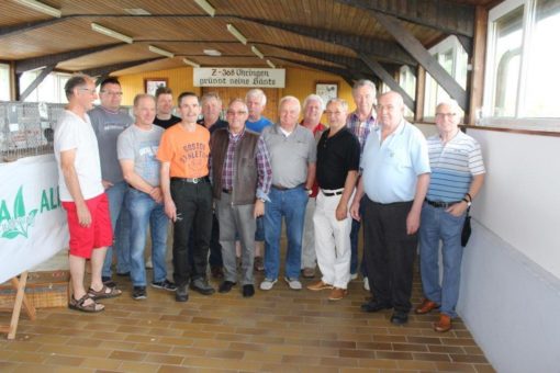 Züchter der Deutschen Schautaube, Gruppe Stuttgart, anläßlich der Jungtierbesprechung 2016.